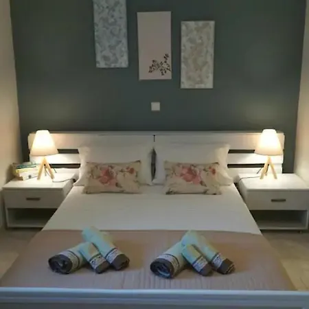 My Home, 2 Bedroom House With Bbq And Garden Divarata