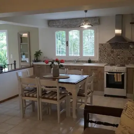 Dom wakacyjny My Home, 2 Bedroom House With Bbq And Garden